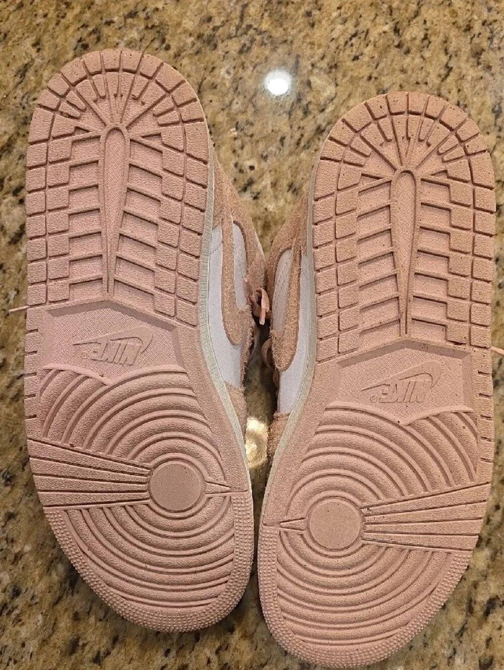 Nike Jordan 1 Mid SE Legend Pink